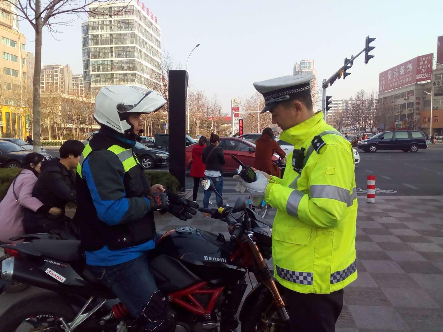 奎文交警集中整治"炸街"摩托车及不礼让斑线违规车辆_文本_潍坊传媒网