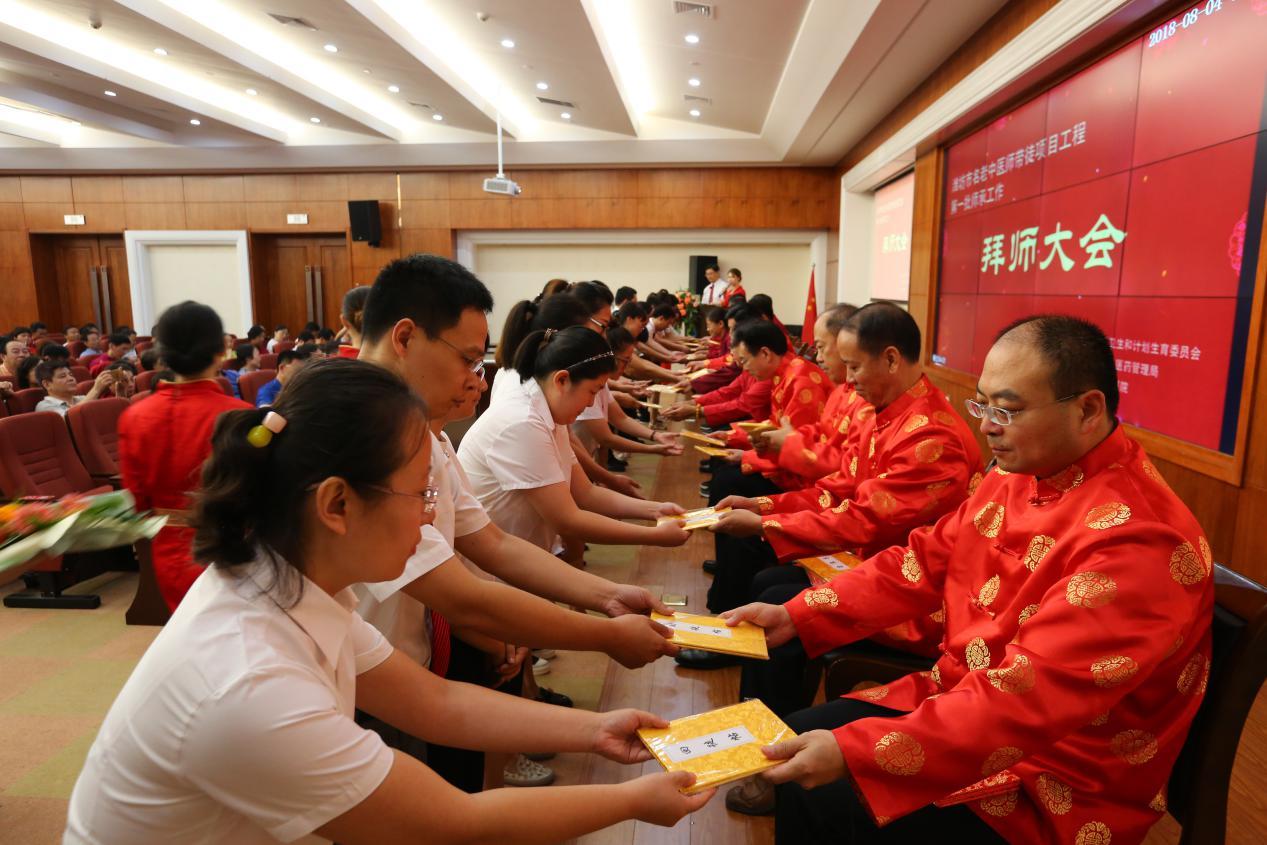 拜师礼 当天上午,潍坊市中医院综合楼会议大厅,背景主题大屏与《高山