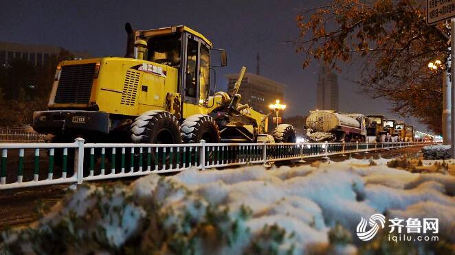 壮观！潍坊600余台除雪机械齐出动 打好“清雪除冰”第一万金体育下载app战(图1)